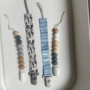 Pacifier clips